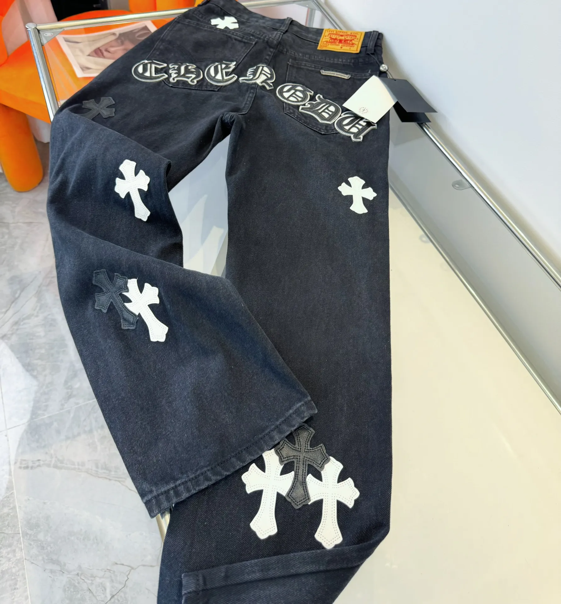 🅿️290 Chroe Hets CH Chroe Hets washed blue jeans, ceiling-level jeans, a pair is hard to find at the counter‼ ️ About Zangyin ✅ This is an extremely luxurious fashion brand that can also be called the aristocracy of the high street. It has always been an exclusive brand for some hipsters or the rich second generation. The color of this model is already very eye-catching by using a unique washed material. It is decorated with pink patchwork cross flowers, which cleverly highlights the charm of the brand. Secondly, this model adopts a classic high-waist cut design, which highlights the long legs and fashionable temperament of the upper body. The brand is highly recognizable and the slim-fitting configuration is more suitable for daily wear. The personality will be fashionable and the specifications can be seen at a glance. Materials and technology ✅ Needless to say, this point goes without saying. As an excellent craftsman brand, Zangyin's requirements for details and craftsmanship are really perfect. The washed color of this model has gone through a lot of processes, not to mention the embellishment of the denim appliqués. It is also purely handmade and sewn. Just like what they believe in, only handmade things have soul and have the meaning of wearing. A top-notch heavy-duty fashionable denim item, recommended by both hands‼ ️Size# 28 30 32 34